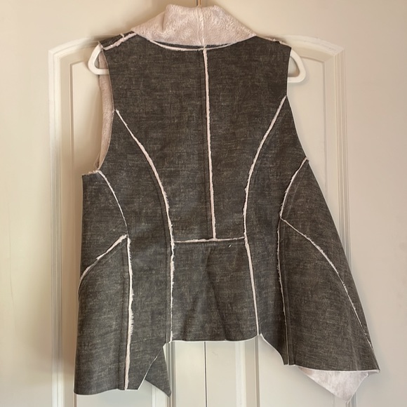 Amandi Sherpa Lined Kady Vest - Picture 5 of 5